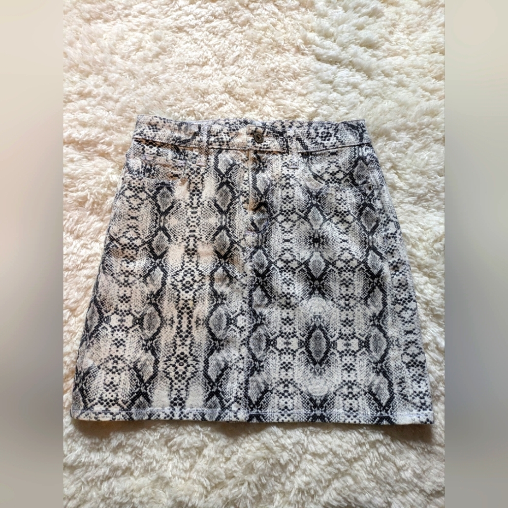 EUC Arizona Jean Company Size 3 Black and White Snake Print Mini Skirt